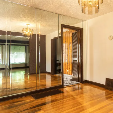 Image 4 - 8105 South Campbell Avenue, Chicago, IL 60652, USA - House for sale