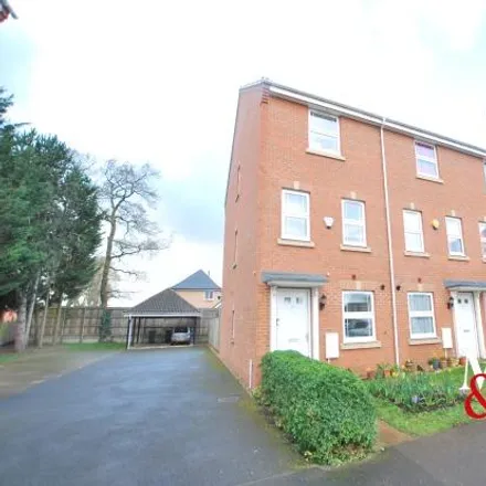 Rent this 4 bed townhouse on Drakes Avenue in Leighton Buzzard, LU7 3AF