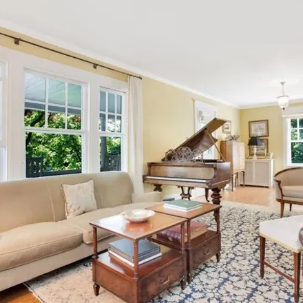 Image 2 - 10 Park Avenue, Greenwich, CT 06870, USA - House for sale