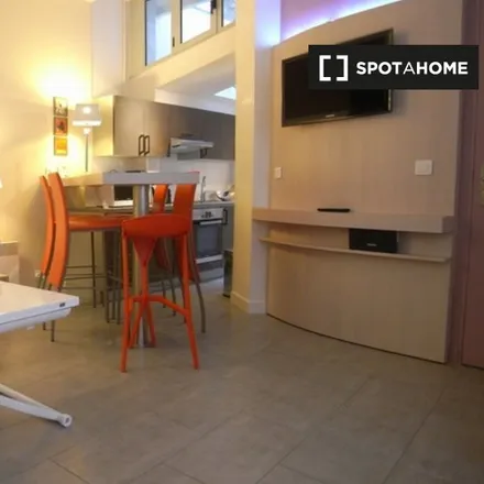Image 2 - 38 Rue Véron, 75018 Paris, France - Apartment for rent