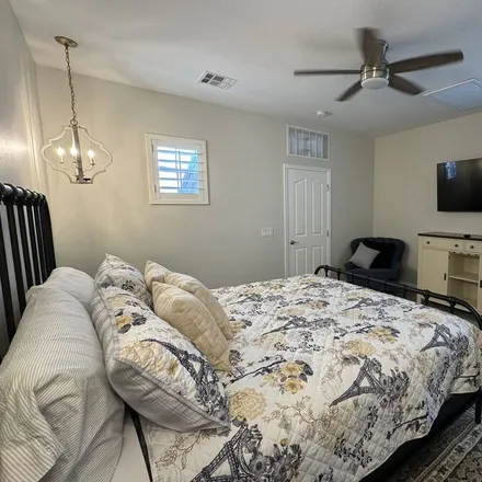 Rent this 3 bed condo on Phoenix