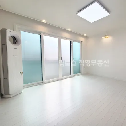 Rent this 3 bed apartment on 서울특별시 송파구 송파동 13-18