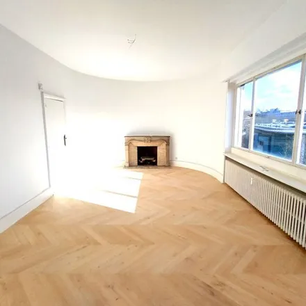 Rent this 4 bed apartment on Koninklijke Vlaamse Schouwburg in Quai aux Pierres de Taille - Arduinkaai 7, 1000 Brussels