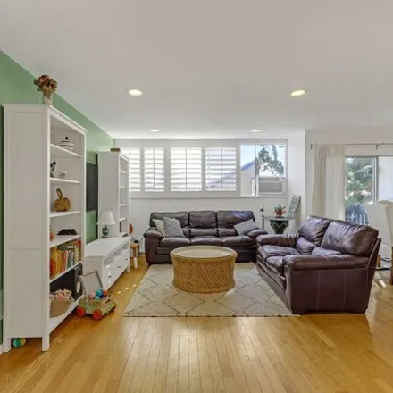 Image 2 - 6078 Canterbury Drive, Culver City, CA 90230, USA - Condo for sale