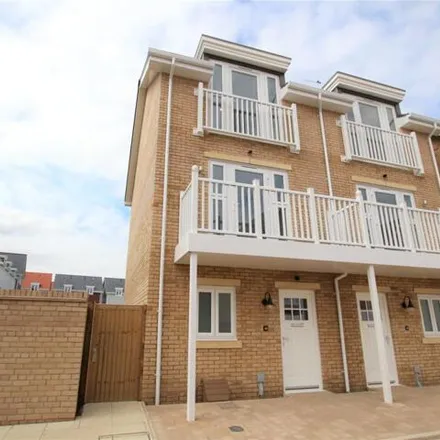 Rent this 3 bed townhouse on 22 New Hampshire Street in Reading, RG2 6AJ