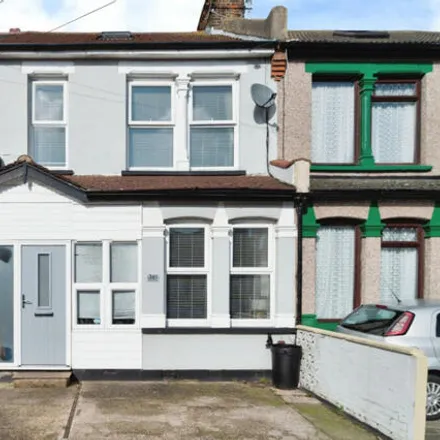 Buy this 3 bed townhouse on Central Avenue in Southend-on-Sea, SS2 4DD