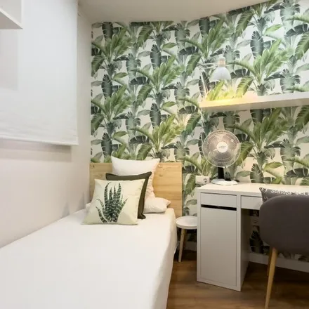 Rent this 6 bed room on Carrer del Rosselló in 205, 08001 Barcelona