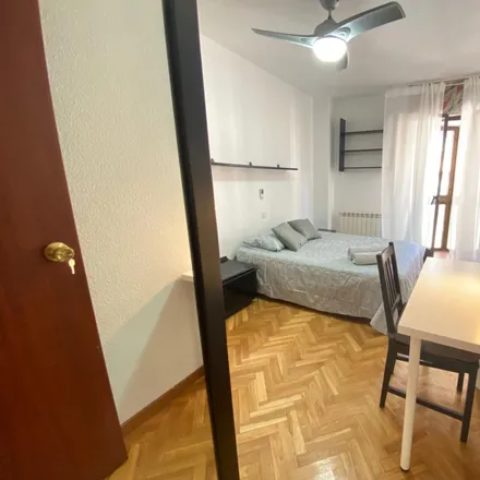 Rent this 5 bed room on Calle de Simancas in 21, 28029 Madrid