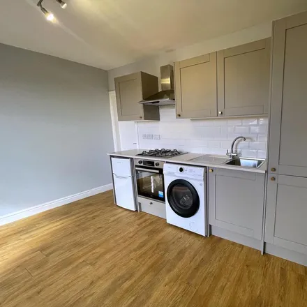 Image 5 - Shell Select, Bury New Road, Prestwich, M25 9WP, United Kingdom - Apartment for rent