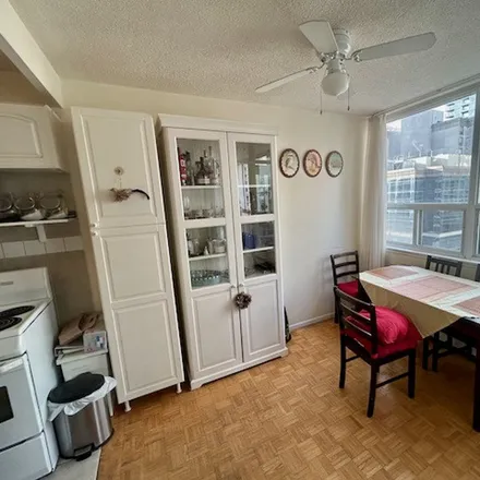 Image 5 - 33 Holly Street, Old Toronto, ON M4P 1A2, Canada - Room for rent