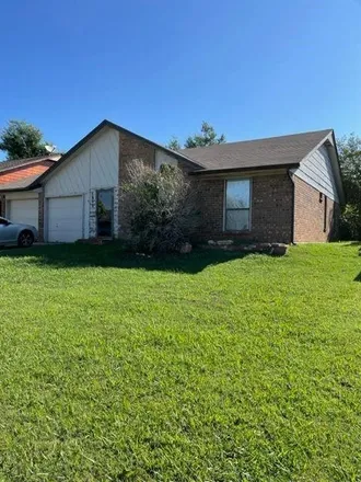 Image 1 - 9801 Mark Trail, Midwest City, OK 73141, USA - House for sale