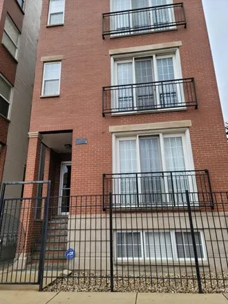 Rent this 3 bed condo on 2405 West Lexington Street in Chicago, IL 60624