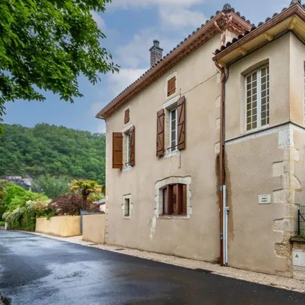 Rent this 5 bed house on 2 Rue des Capucins in 46700 Puy-l'Évêque, France