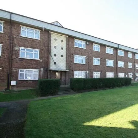 Rent this 3 bed room on Hatfield Close in London, IG5 0EU