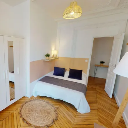 Rent this 4 bed room on 14 Rue de Tilsitt in 75008 Paris, France