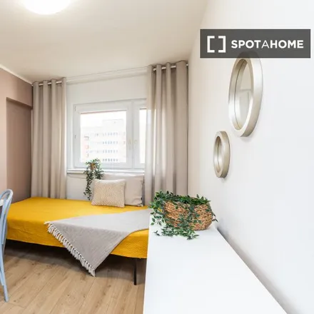 Rent this 4 bed room on Zwierzyniecka 14 in 00-719 Warsaw, Poland