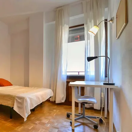 Rent this 6 bed room on B the travel brand in Calle de San Bernardo, 98