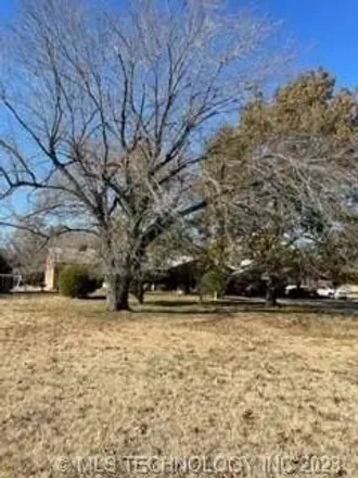 Buy this 4 bed house on 2646 East 41st Street North in Tulsa, OK 74110