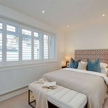 Rent this 4 bed townhouse on Stanhope Terrace in London, W2 2TX