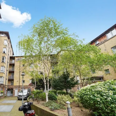 Rent this 3 bed apartment on Grand Union Canal towpath in London, W9 2BW
