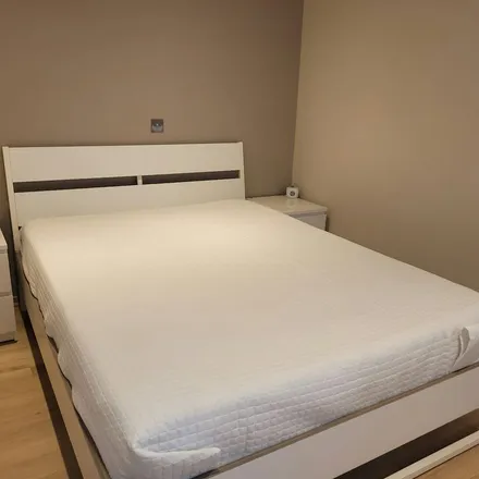 Rent this 3 bed duplex on Avonbridge Primary School in Slamannan Road, Avonbridge