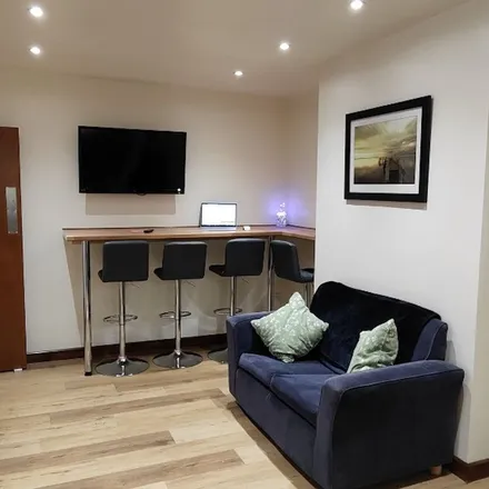 Rent this 6 bed apartment on 14 Brailsford Road in Nottingham, NG7 2JU