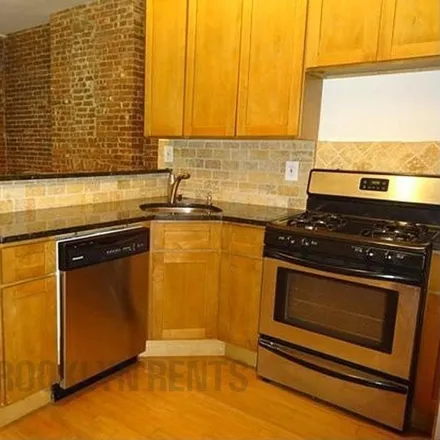 Image 4 - 102 Patchen Avenue, New York, NY 11221, USA - Townhouse for sale