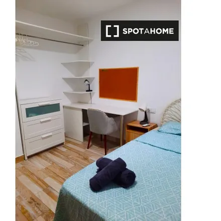 Rent this 3 bed room on Carrer del Vall de Laguar in 14, 46009 Valencia