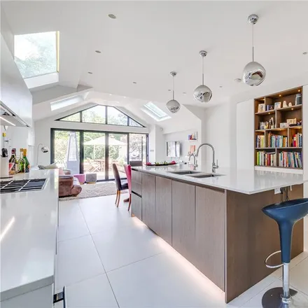 Rent this 5 bed townhouse on Bovingdon Road in London, SW6 2BD