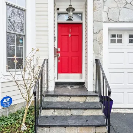 Image 2 - 364 Davis Avenue, Greenwich, CT 06830, USA - Townhouse for sale