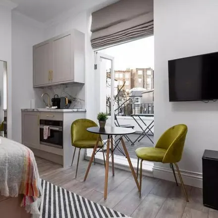 Rent this studio apartment on 48 Pembridge Villas in London, W11 3EG