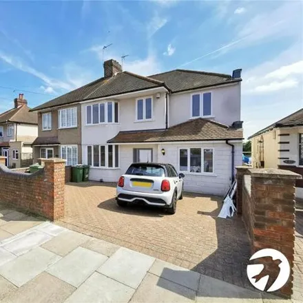 Rent this 5 bed duplex on Bedonwell Road in London, DA17 5NY