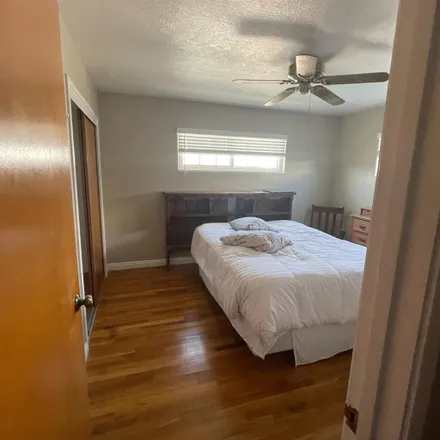 Rent this 1 bed room on 870 Oxford Avenue in Clovis, CA 93612