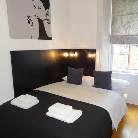 Rent this studio loft on 36 Cartwright Gardens in London, WC1H 9EH