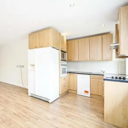 Image 2 - West View, London, NW4 2SY, United Kingdom - House for rent