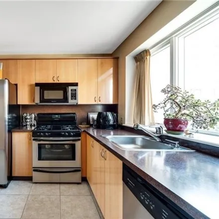 Image 6 - 2900 East 29th Street, New York, NY 11235, USA - Condo for sale