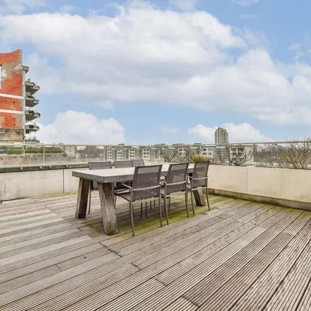 Rent this 5 bed apartment on OpZuid in Leo Smitstraat, 1082 MP Amsterdam