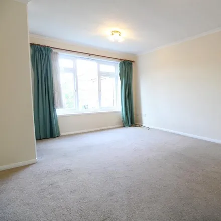Image 2 - Spencer Way, Salfords, RH1 5DQ, United Kingdom - Townhouse for rent