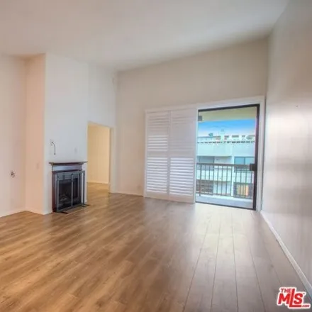 Image 2 - 8399 Willoughby Avenue, West Hollywood, CA 90069, USA - Condo for rent