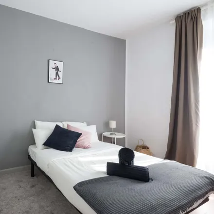 Rent this 5 bed room on Madrid in Amplifon, Calle de Carranza