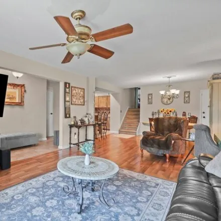 Image 7 - 35 Lamped Loop, New York, NY 10314, USA - House for sale