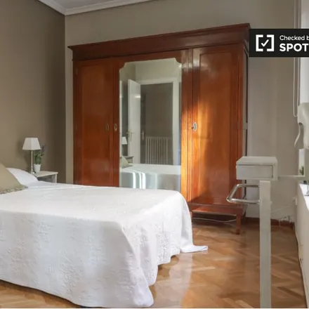 Rent this 5 bed room on Calle de Núñez de Balboa in 96, 28006 Madrid