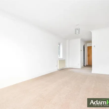 Rent this 2 bed apartment on Friern Park in London, N12 9UA