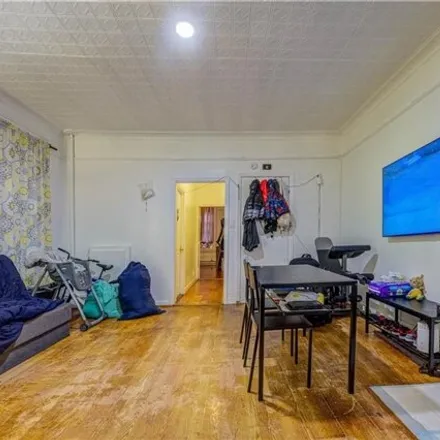 Image 7 - 685 East 224th Street, New York, NY 10466, USA - House for sale