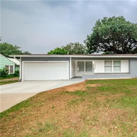 Buy this 3 bed house on 1214 East Poplar Avenue in Victoria, TX 77901