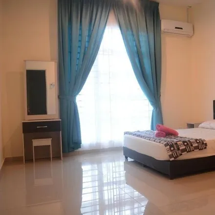 Rent this 4 bed house on 75450 Ayer Keroh in Malacca, Malaysia