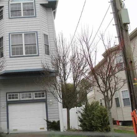 Rent this 5 bed townhouse on 76 South Coolidge Avenue in Margate City, Atlantic County