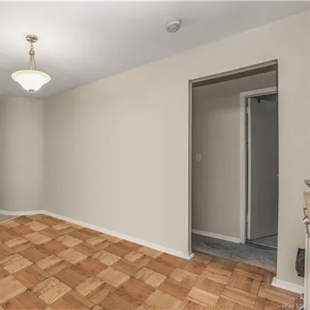 Image 2 - 200 Woodland Hills Road, City of White Plains, NY 10603, USA - Condo for sale