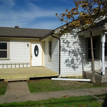 Buy this 3 bed house on 202 West Main Street in Grandview, Johnson County