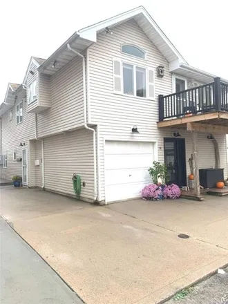 Rent this 3 bed apartment on 14 Kentucky Street in City of Long Beach, NY 11561